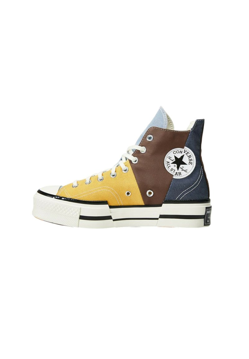 Höga sneakers i gul, brun och marinblå canvas, med en vit gummisula, svarta ränder och en framträdande stjärnlogotyp.