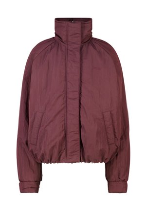Lichte bordeauxrode jas met hoge kraag, voorzakken, lange mouwen, elastische zoom en verborgen voorzakluiting, ontworpen voor koeler weer.