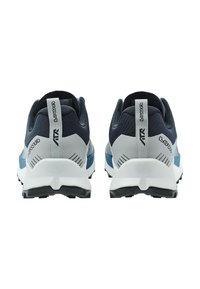 Vista posteriore di due scarpe da trekking blu e grigie con una suola texturizzata e etichette di marca, che evidenziano il loro design e le caratteristiche di ventilazione.