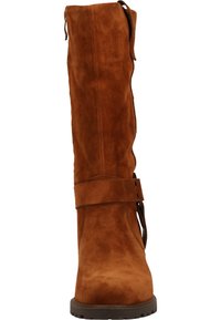 Bota alta hasta la rodilla de ante marrón con textura suave, una correa ancha alrededor del tobillo y puntera redondeada. Suela de goma resistente con dibujo.