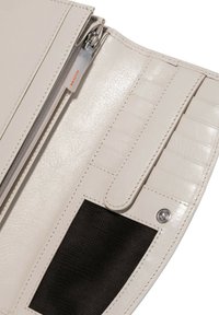 Portafoglio bianco in pelle con chiusura a zip, più scomparti per carte, un bottone a pressione e una tasca in rete nera. Presenta una texture liscia e cuciture curate.