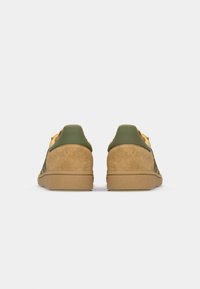 adidas Originals HANDBALL SPEZIAL UNISEX - Sapatilhas - golden beige/focus olive