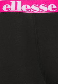 Schwarzer elastischer Bund mit pinker Schrift, der eine glatte Textur und eine figurschmeichelnde Form aufweist, charakteristisch für das Design von Sportunterwäsche.