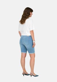 ONLY Carmakoma CARTHUNDER LIFE - Džinsa auduma šorti - light blue denim