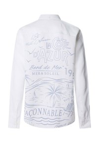 Camisa blanca de manga larga con texto gráfico azul e ilustraciones de palmeras, veleros, pájaros y sillas de playa en la parte trasera.