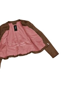 Giacca in pelle marrone con rivestimento interno rosa caratterizzato da un motivo floreale. Include un'etichetta sul retro e zip sui lati.