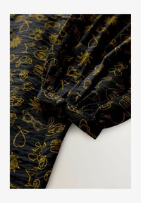 Valgt, black croissant print