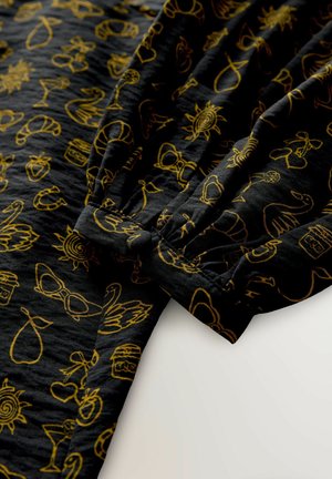 Sort stof med et gentagende gult mønster af forskellige ikoner, herunder mad- og solmotiver, med rynkede detaljer ved ærmet.