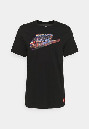 Czarna koszulka z krótkim rękawem z kolorowym, odblaskowym logo Nike i znakiem Swoosh na piersi, wyświetlona na jednolitym tle.