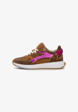 Sneakers med leopardprint, brun ruskind og pink satinaccenter, med hvid sål og tekstureret detalje på bagsiden. Snørebåndene er hvide.