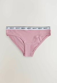 Culotte féminine rose avec ceinture élastique blanche ornée de logos "NEXT" noirs répétés, posée à plat sur un fond neutre.