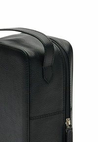 Zwarte leren tas met een gestructureerde oppervlakte, bovenhandvat en ritsluiting. Vierkante vorm met duidelijke randen en een minimale stikselafwerking.