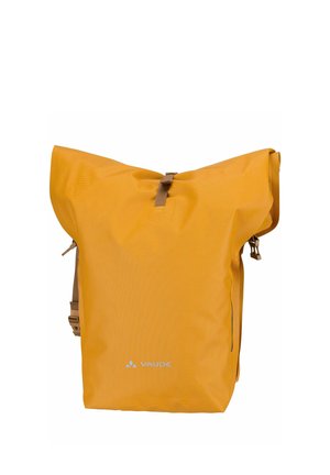 Sac à dos jaune à rabat avec une surface texturée, des sangles marron et un fermoir. Présente un logo simple en bas. Matériel imperméable.