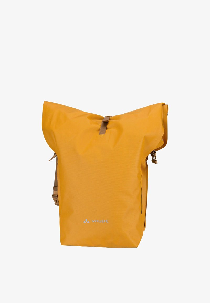 Sac à dos jaune à rabat avec une surface texturée, des sangles marron et un fermoir. Présente un logo simple en bas. Matériel imperméable.