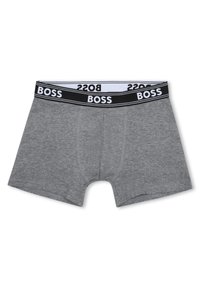 Γκρι βαμβακερά ανδρικά μποξεράκια με μαύρη ελαστική μέση που έχει το λογότυπο "BOSS" σε λευκό. Απλός σχεδιασμός με εφαρμογή που αγκαλιάζει το σώμα και χωρίς σχέδια.