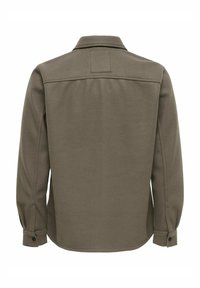 Veste vert olive avec un col à revers, des manches longues et des poignets boutonnés, confectionnée en tissu texturé avec un ourlet droit.