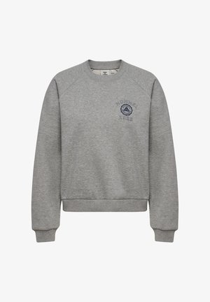 Jasnoszara bluza z długim rękawem i okrągłym dekoltem, z prążkowanymi mankietami i dolnym brzegiem, z małym granatowym logo „Hummel 1923” na lewej piersi.