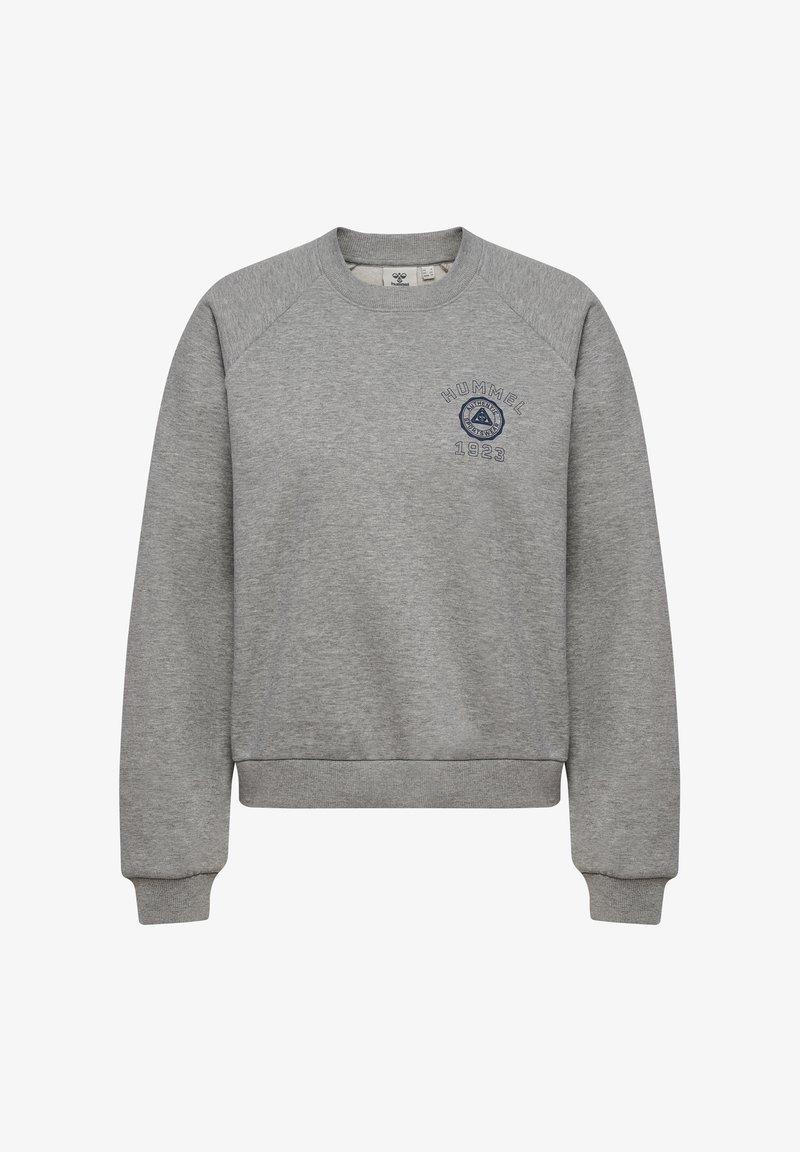 Lichtgrijze longsleeve trui met ronde hals en geribbelde manchetten en zoom, met een klein marineblauw "Hummel 1923" logo op de linkerborst.