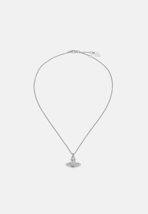 Collar de plata con una cadena delicada y un colgante central que presenta un diseño estilizado de mariposa adornado con pequeños cristales transparentes.