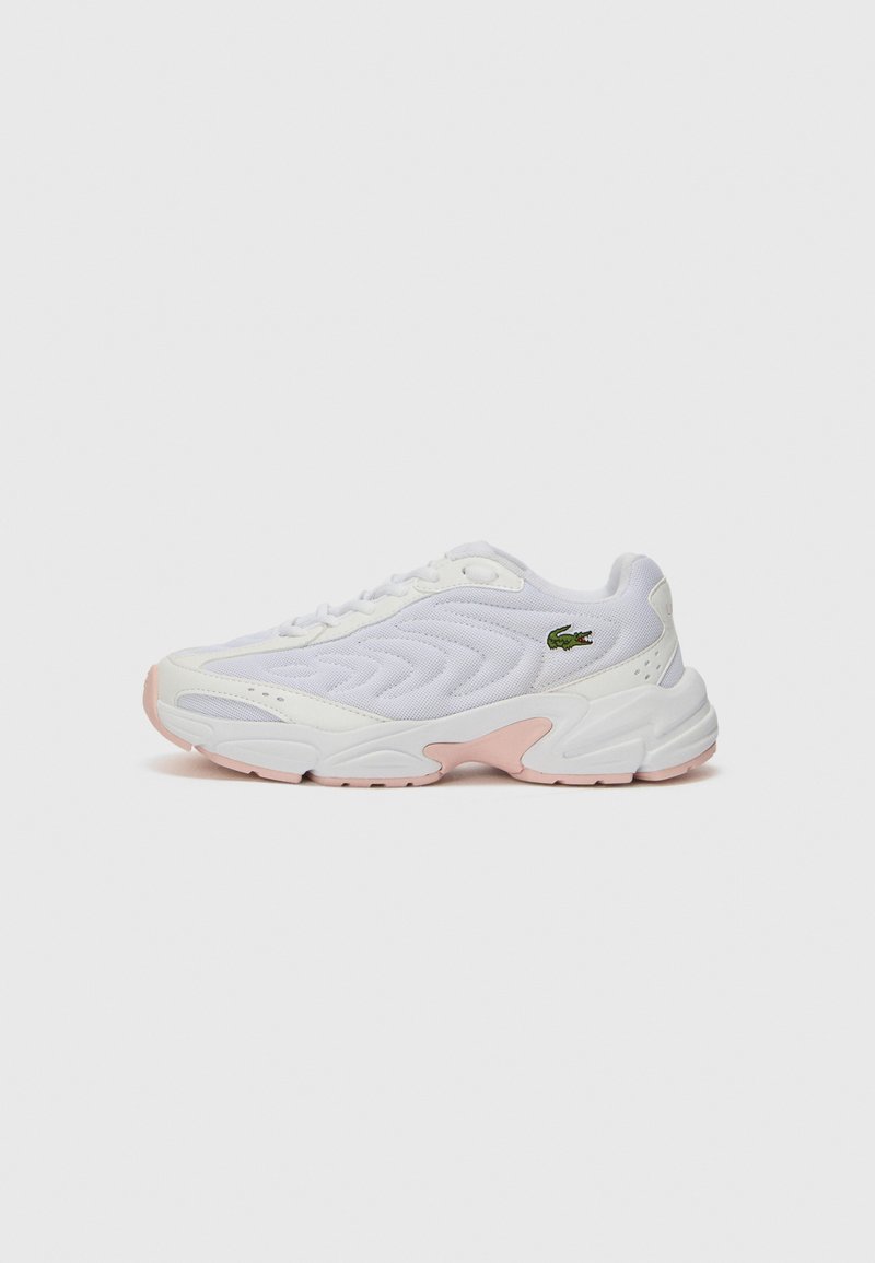 Baskets blanches de sport avec une tige en mesh texturé, de subtiles accents roses sur la semelle et un logo de crocodile vert sur le côté.