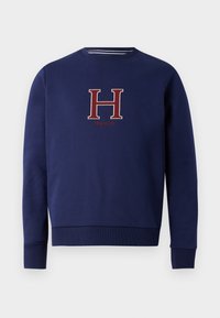 Felpa blu navy realizzata in morbido tessuto, con ricamato al centro un logo rosso "H" e "Hackett", e polsini e orlo a costine.