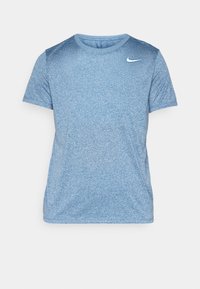 Blå tränings t-shirt tillverkad av lättviktigt tyg, med rund halsringning och korta ärmar. Inkluderar en vit logotyp på vänster axel.