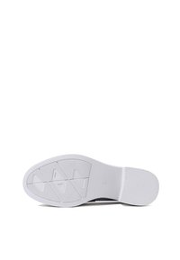 Semelle de chaussure en caoutchouc blanc avec une surface texturée et un motif géométrique. Elle présente un bord arrondi et un talon plat pour la stabilité.