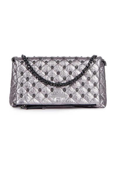 Pochette métallisée argent matelassée avec une chaîne noire, présentant des détails embossés et une fermeture éclair sur le bord inférieur.