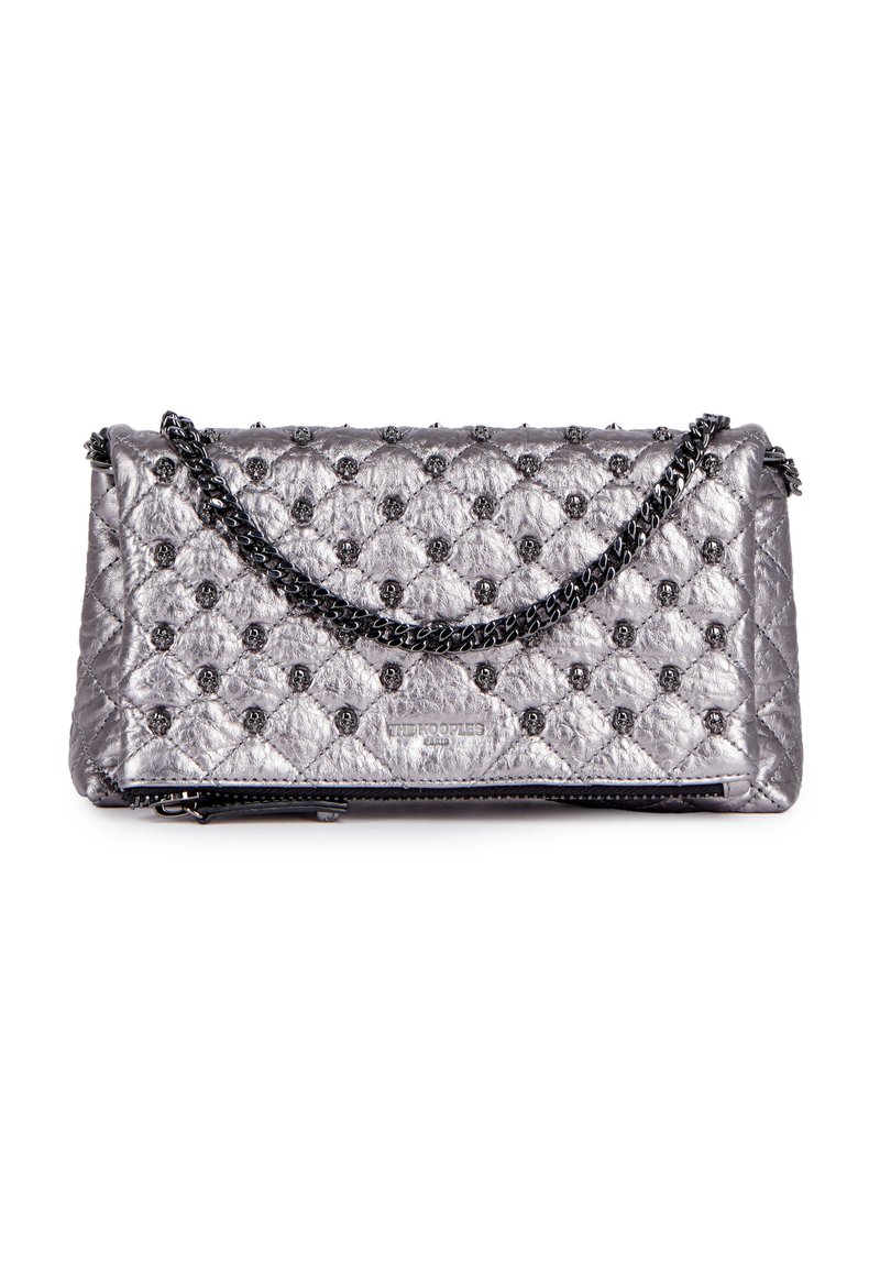 Musta ketjuolkain, jossa on vanutettu metallinhohtoinen hopeinen clutch, jossa on kohokuvioituja yksityiskohtia ja vetoketjukiinnitys alaosassa.