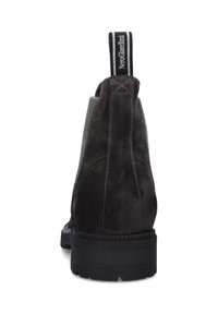 Stivaletto alla caviglia in suede nero con finitura testurizzata, dotato di suola in gomma e di un'etichetta di estrazione con un dettaglio del logo in contrasto.