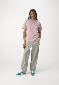 Carhartt WIP AMERICAN SCRIPT - T-shirt basique - glassy pink