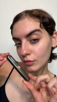 KIKO leppeprodukt i sølv- og korallfarget innpakning, rektangulær form med glatt tekstur, med logodetalj på siden.