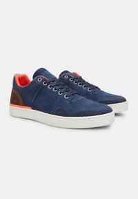 Sneaker blu navy con materiali in rete e scamosciato, dettagli arancioni, punta tonda, lacci grigi e suola in gomma bianca.