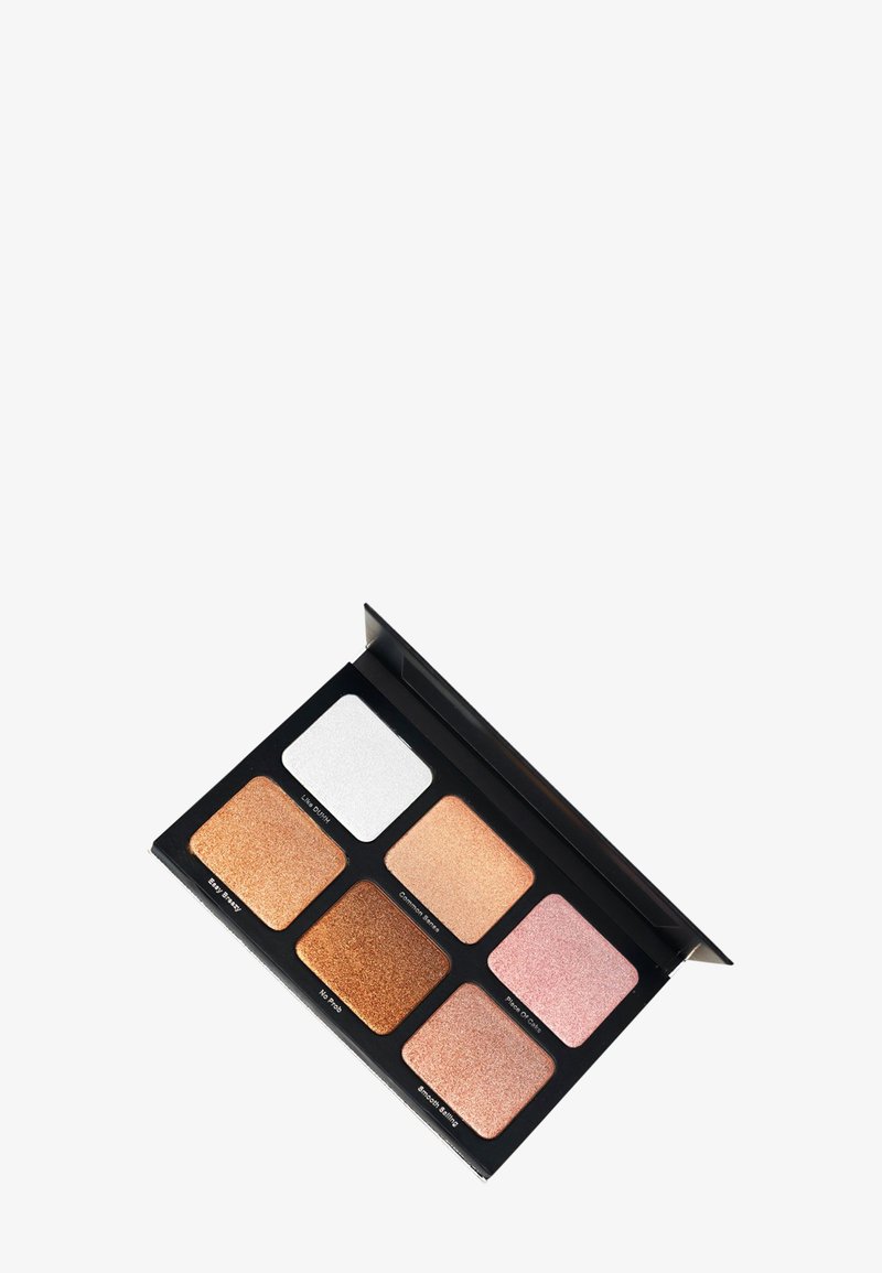 Paleta de iluminadores que presenta seis tonos: un blanco, dos marrones, un melocotón, un rosa y un fucsia. Presentada en un compacto negro con tapa con bisagra.