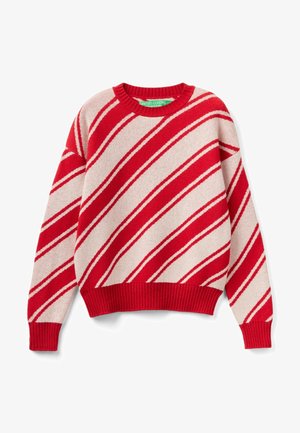 Czerwony i kremowy sweter w paski z ukośnymi liniami, z prążkowanym kołnierzem i obszyciem, o dzianinowej fakturze, z widoczną metką przy dekolcie.