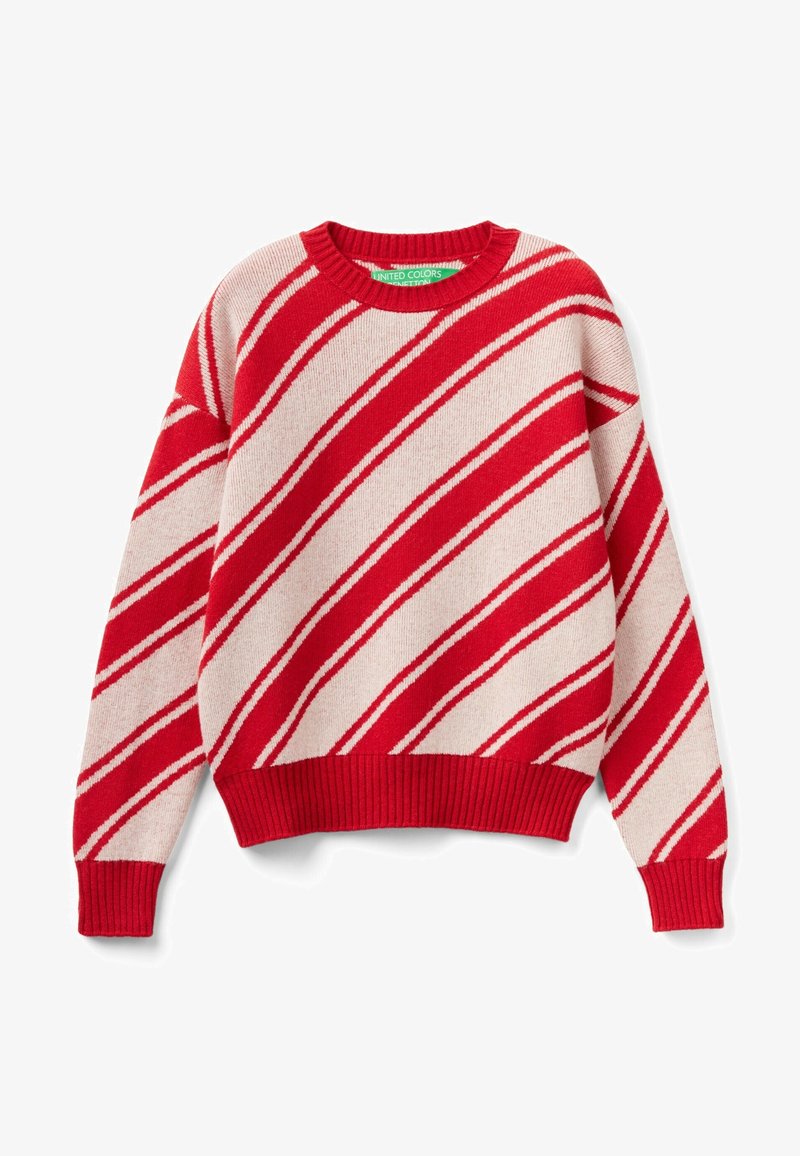 Červený a krémový pruhovaný svetr s diagonálními liniemi, žebrovaným límcem a lemem, pletená textura, viditelná štítek u výstřihu.