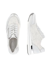 Sneaker grigie chiare con una texture liscia, cerniera laterale decorativa e suola bianca con un accento metallico sottile.