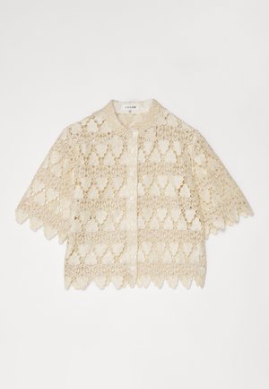 Bluză din dantelă de culoare crem, cu mâneci scurte, cu deschidere pe față cu nasturi, cu modele florale, margini cu vârtejuri și un guler mic.