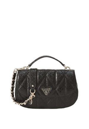 Sac à main matelassé noir Guess avec poignée supérieure, bandoulière chaîne dorée et plaque logo métallique triangulaire sur le rabat avant.
