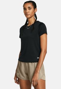 Čierne športové tričko s krátkym rukávom a okrúhlym výstrihom, so žebrovanou textúrou a logom Under Armour na spodnom leme, v kombinácii s béžovými športovými šortkami.