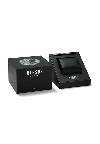 Čierna krabička produktu Versace s strieborným logom, obsahujúca štvorcový dizajn, hladký povrch a obdĺžnikovú priehradku na peňaženku.