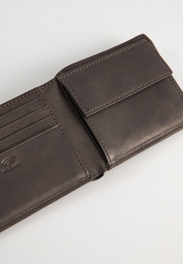 Portefeuille en cuir marron avec plusieurs fentes pour cartes, une poche à rabat sécurisée, des coutures visibles et une texture lisse.