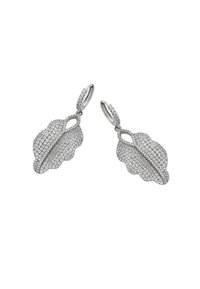Strieborné náušnice vo forme listov so zdobením z malých priehľadných drahokamov, s textúrovaným dizajnom a kruhovým pripojením na vrchu.