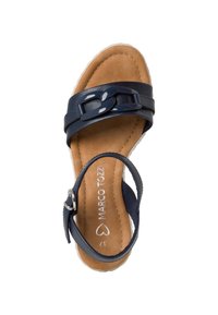Sandalo blu navy con tomaia in ecopelle testurizzata, cinturino alla caviglia regolabile e soletta imbottita marrone. Presenta una fibbia decorativa.
