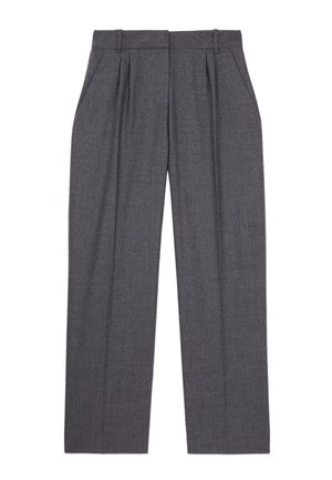 Pantalones grises de cintura alta, confeccionados a medida, con pliegues delanteros, bolsillos laterales y presillas para cinturón, con corte de pierna recta.