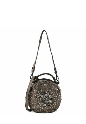 Bolso redondo gris con pequeñas y grandes piedras de estrás dispuestas en un patrón de estrella, con asa superior y correa de hombro ajustable.