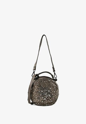 Bolso redondo gris con pequeñas y grandes piedras de estrás dispuestas en un patrón de estrella, con asa superior y correa de hombro ajustable.