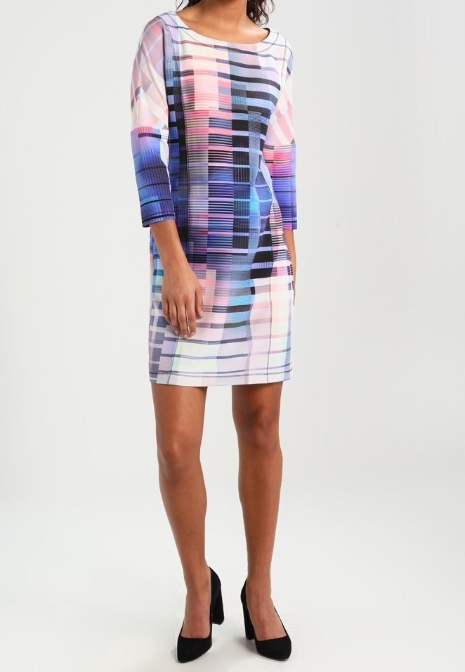 Sukienka z krótkim rękawem wyróżniająca się kolorowym, geometrycznym wzorem w różowym, niebieskim i czarnym kolorze. Wykonana z lekkiego materiału o luźnym kroju.