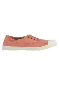 Scarpa slip-on in tela color corallo con punta in gomma bianca, dotata di tre occhielli e una tomaia testurizzata per favorire la traspirazione.
