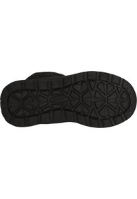 Schwarze Gummistiefelsohle mit einem multidirektionalen Profilmuster, tiefen Rillen und einem kantigen Design für Traktion und Grip.